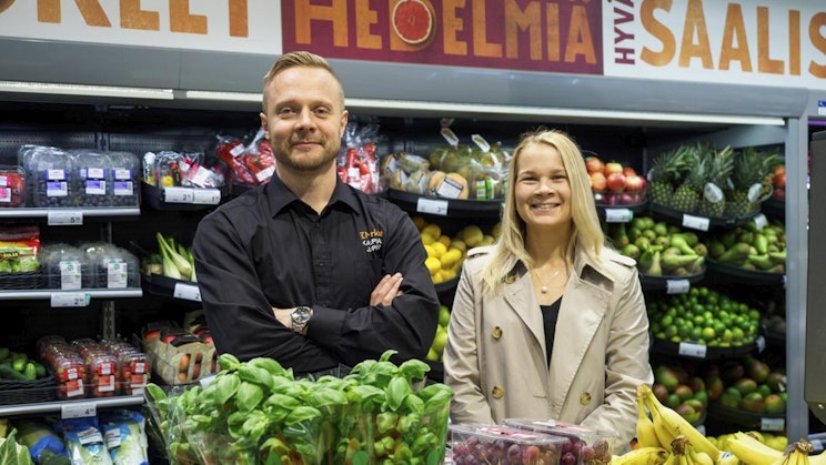 mies ja nainen seisovat tuoteosaston edessä