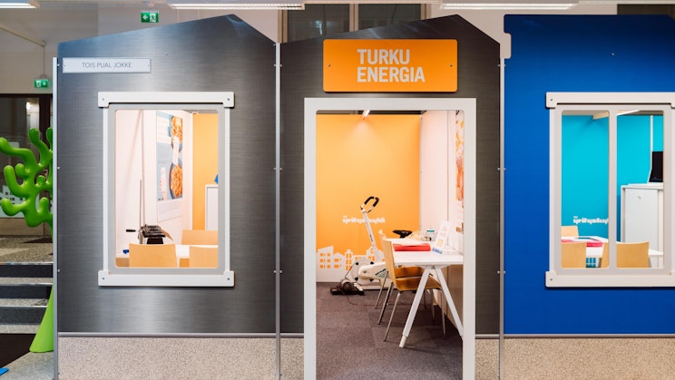 myymälä, jossa on pöytä ja tuolit