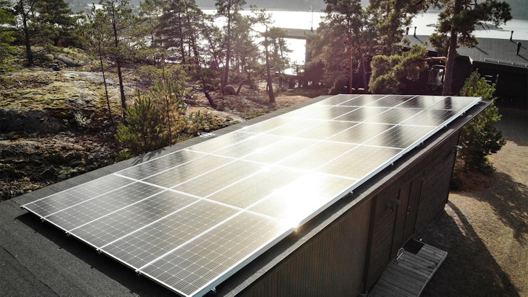 aurinkopaneeli talon katolla