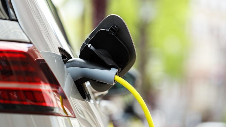 Sähköauto latauksessa.