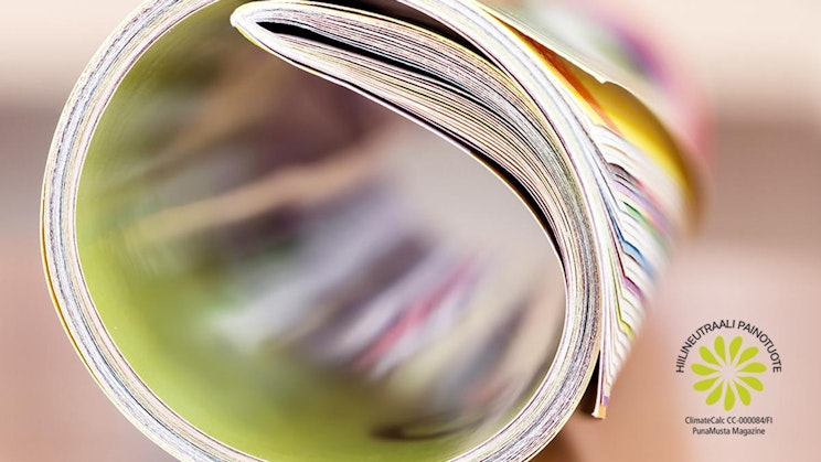 lähikuva lehdestä pöydällä