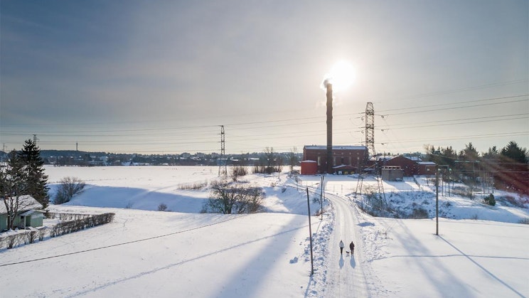 aurinko paistaa lumisen kentän yllä