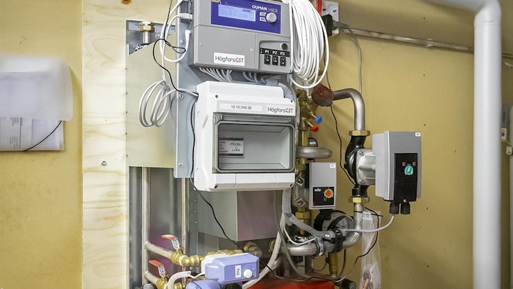 kone, joka on huoneen seinällä