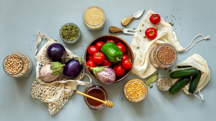 pöytä, jonka päällä on ruokakulhoja papupussin vieressä