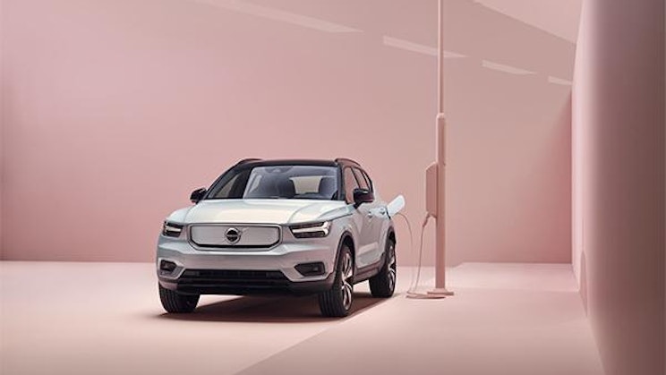 Volvo-auto on pysäköity vaaleanpunaiseen huoneeseen