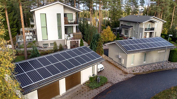 kaksi taloa, joiden katolla on aurinkopaneelit