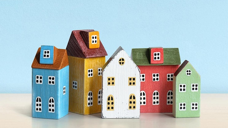 ryhmä puutaloja istumassa pöydän päällä