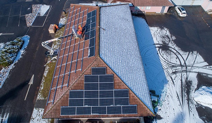 ilmakuva rakennuksesta, jonka katolla on aurinkopaneelit