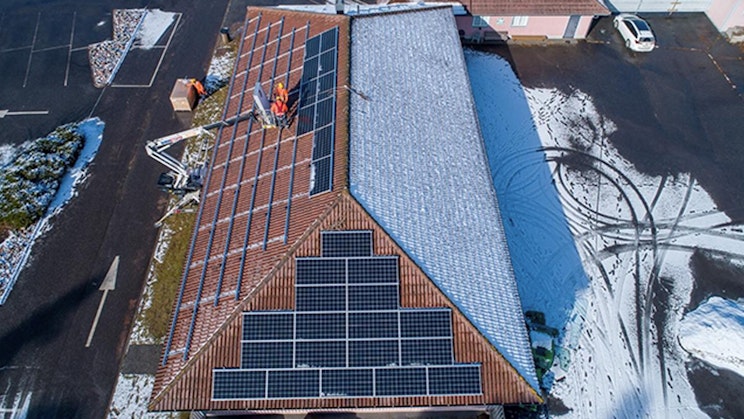 ilmakuva rakennuksesta, jonka katolla on aurinkopaneelit