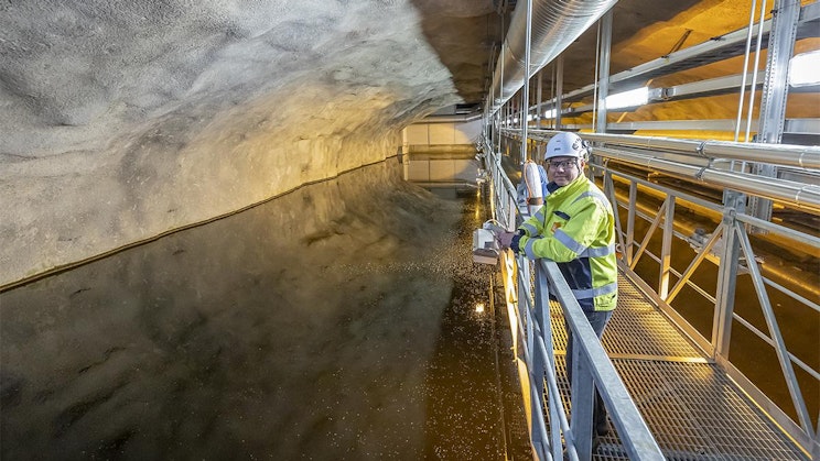 keltaisessa takissa oleva mies seisoo sillalla