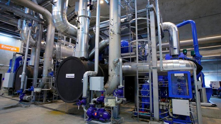 suuri teollisuusputkijärjestelmä rakennuksessa