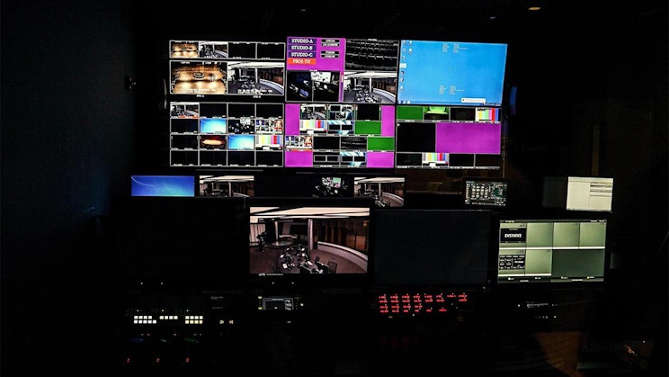 tietokonepöytä, jossa on useita näyttöjä