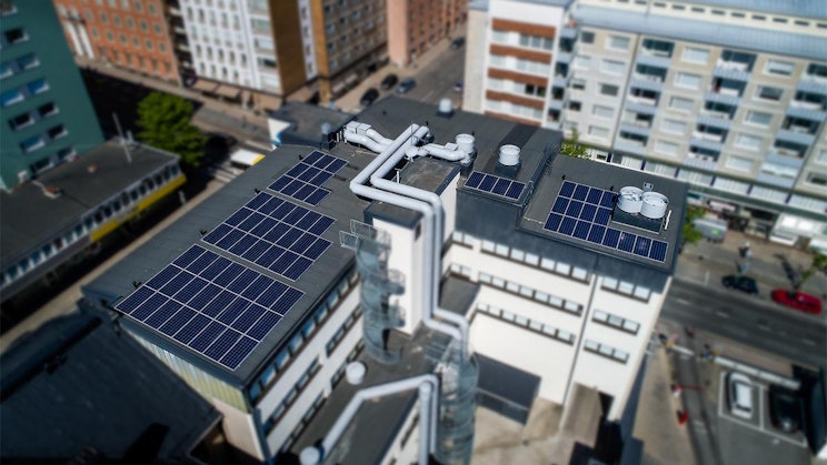 aurinkopaneeli rakennuksen päällä kaupungissa