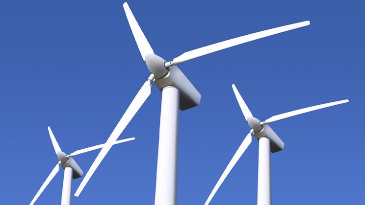 tuuliturbiinien rivi sinistä taivasta vasten