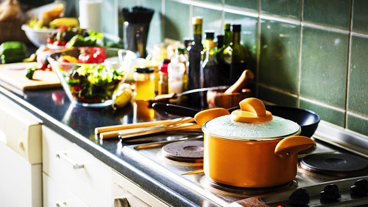 liesi, jonka päällä on kattila