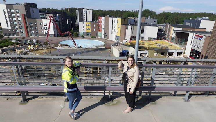 pari naista seisomassa sillan päällä