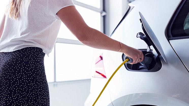 Sähköauto latauksessa.