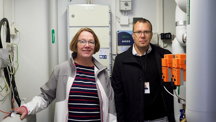 pari ihmistä seisoo vierekkäin