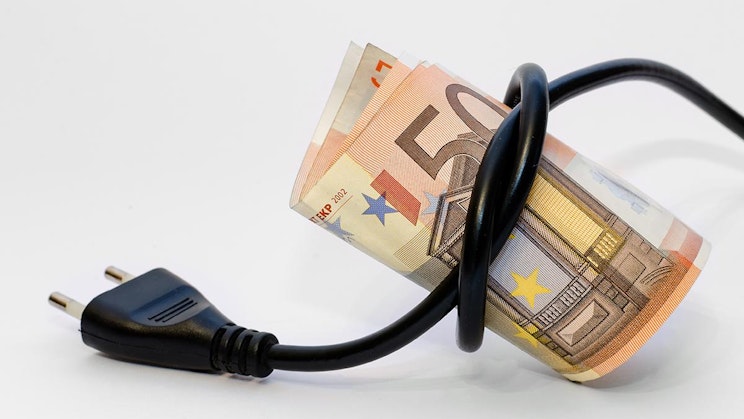 Seteli ja sähköjohto.