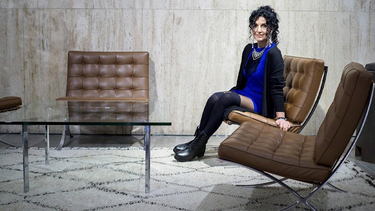 nainen on tuolilla huoneessa