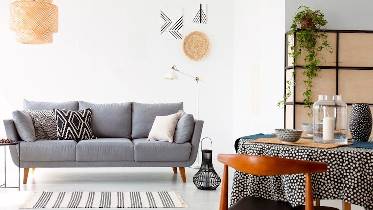 olohuone täynnä huonekaluja ja sisustusta