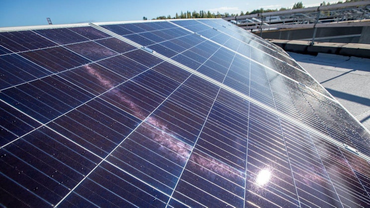 aurinkopaneeli katon päällä