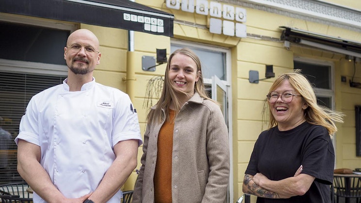 mies ja kaksi naista seisovat ravintolan edessä