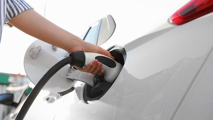 Sähköauton latauspistoke.