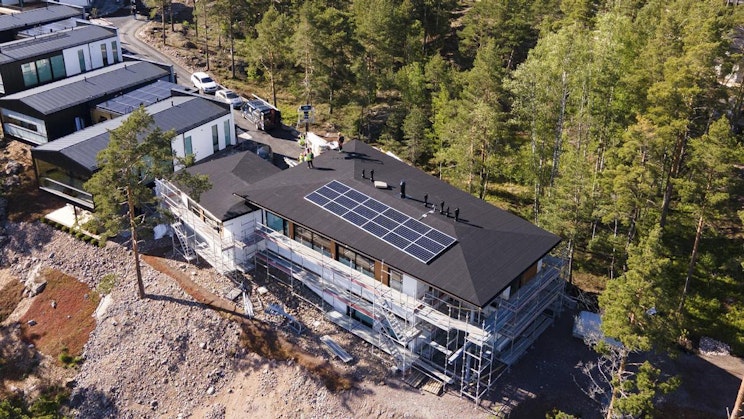 ilmakuva talosta, jonka katolla on aurinkopaneelit