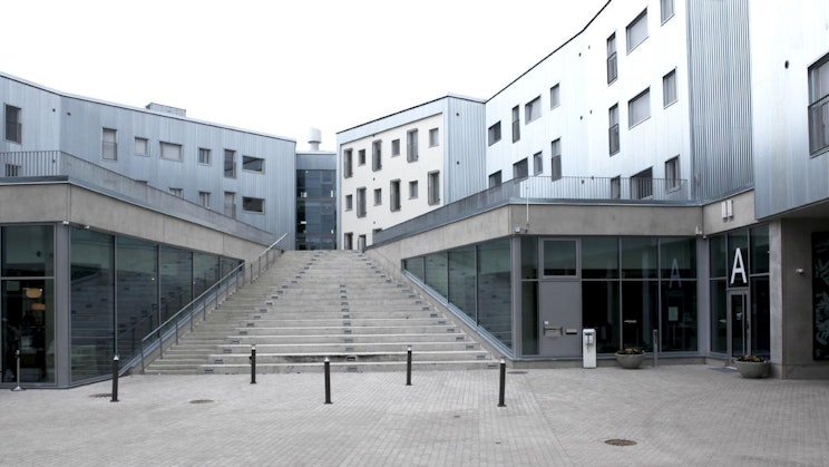 rakennus, jonka edessä on joukko portaita