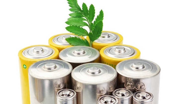 nippu paristoja, joiden päällä on vihreä lehti