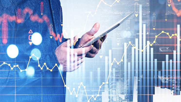 mies pitelee tablettia käsissään