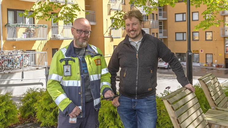 pari miestä seisoo vierekkäin