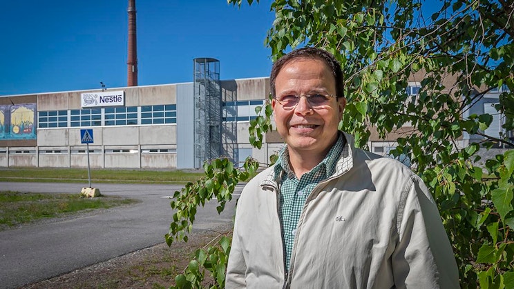 Suomen Nestlé Oy:n Safety, Health & Environment Manager Heikki Huttunen seisoo Artukaisten teollisuusalueella Nestlén tehtaan edustalla.
