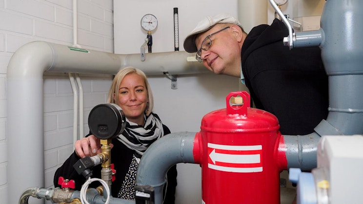 mies ja nainen katsovat punaista palopostia