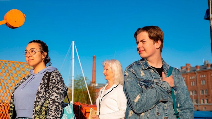 ryhmä ihmisiä, jotka seisovat vierekkäin