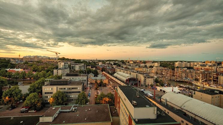 näkymä kaupunkiin, jossa on juna raiteilla