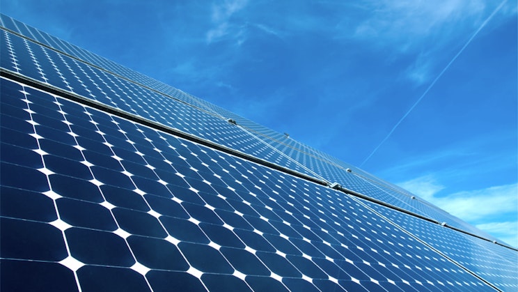 Aurinkopaneelit alasivukulmasta kuvattuna.