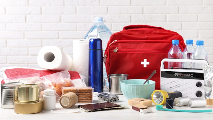 Kotivarapakkauksen sisältö pöydälle leviteltynä.