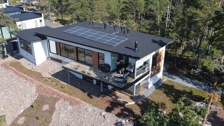ilmakuva talosta, jonka katolla on aurinkopaneeli