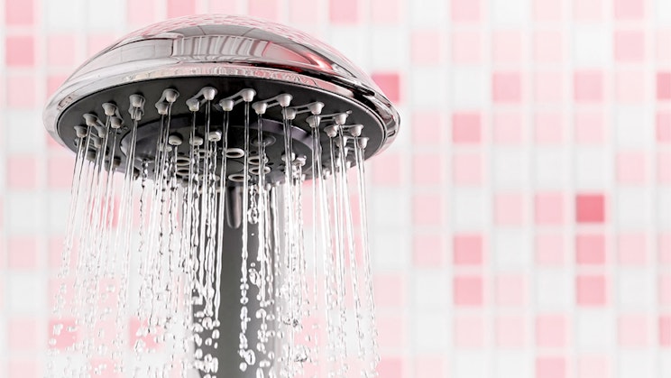Suihkupää, josta tulee vettä.