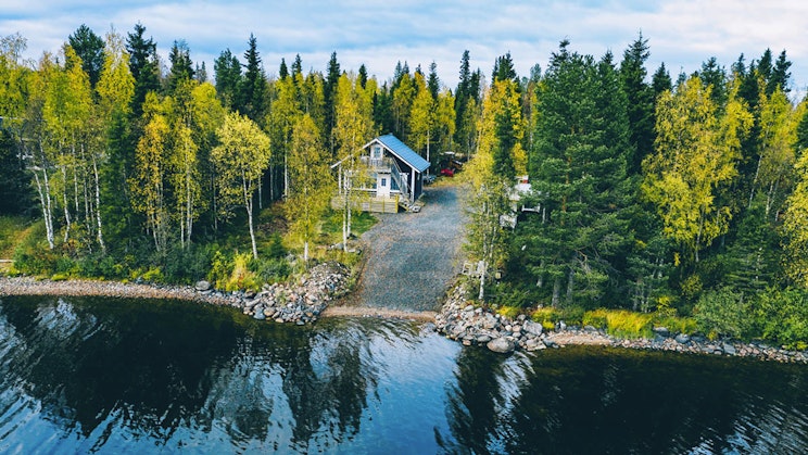 Ilmakuva talosta järven rannalla.