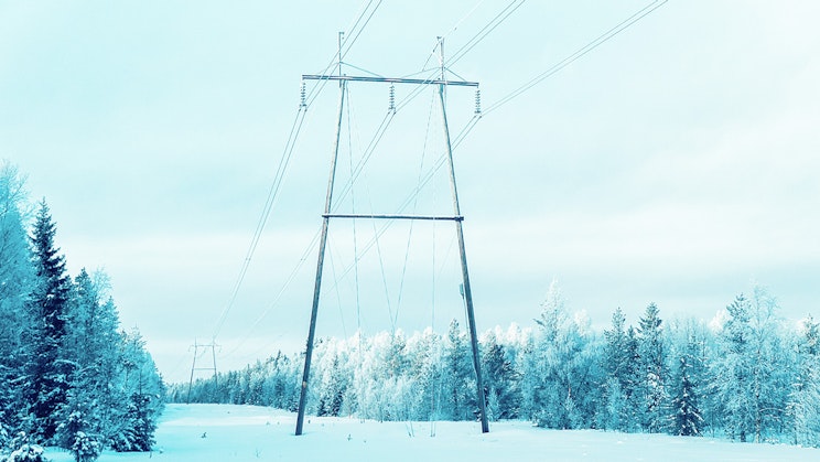 Sähkölinja lumisessa maisemassa.