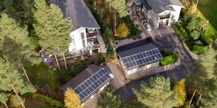 en flygbild av ett hus med solpaneler på taket