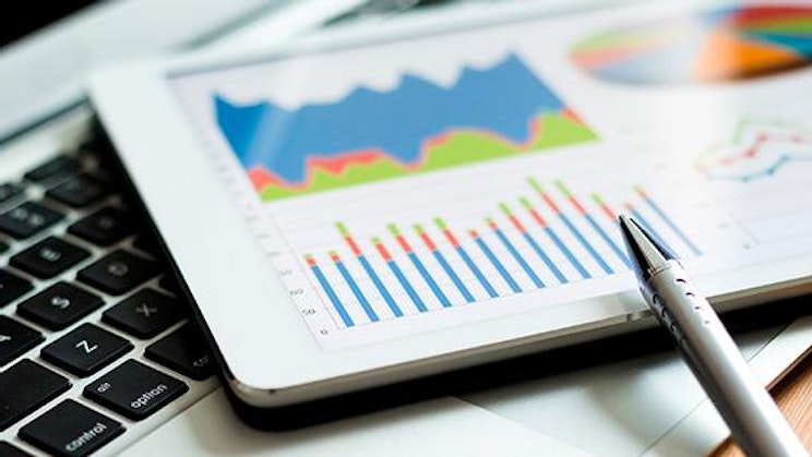 kannettava tietokone puisen pöydän päällä