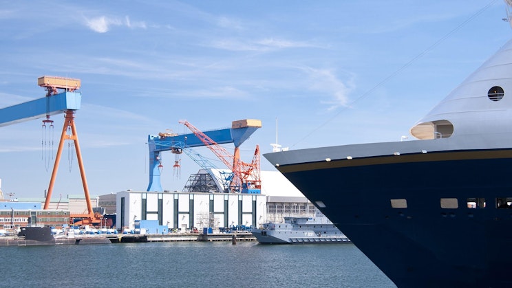 risteilyalus telakoituna telakkaan taustalla nosturit