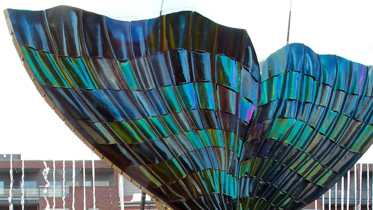 Patsas joka kuvaa valaan pyrstöä