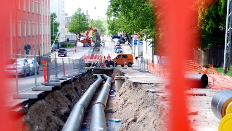 rakennustyömaa, jossa on putket tien reunassa