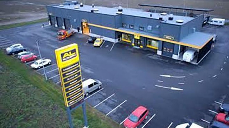 parkkipaikka, jonka eteen on pysäköity autoja