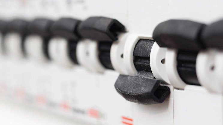 joukko mustavalkoisia nuppeja seinällä